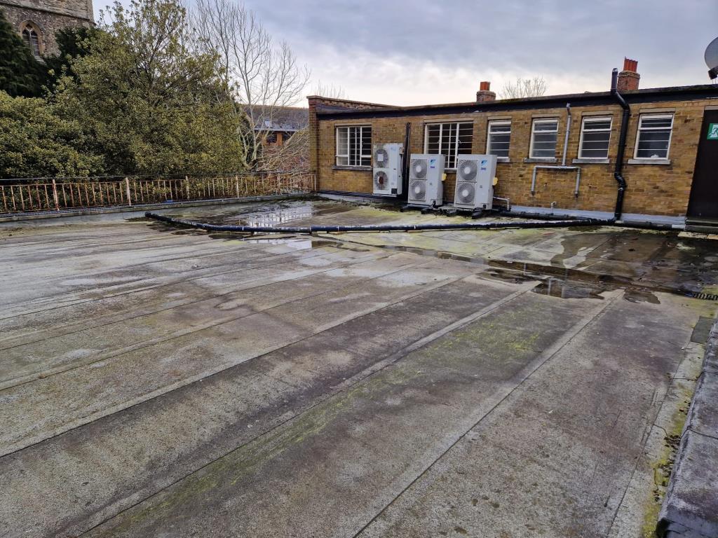 Lot: 145 - VACANT COMMERCIAL PREMISES IN HIGH STREET LOCATION - Flat roof